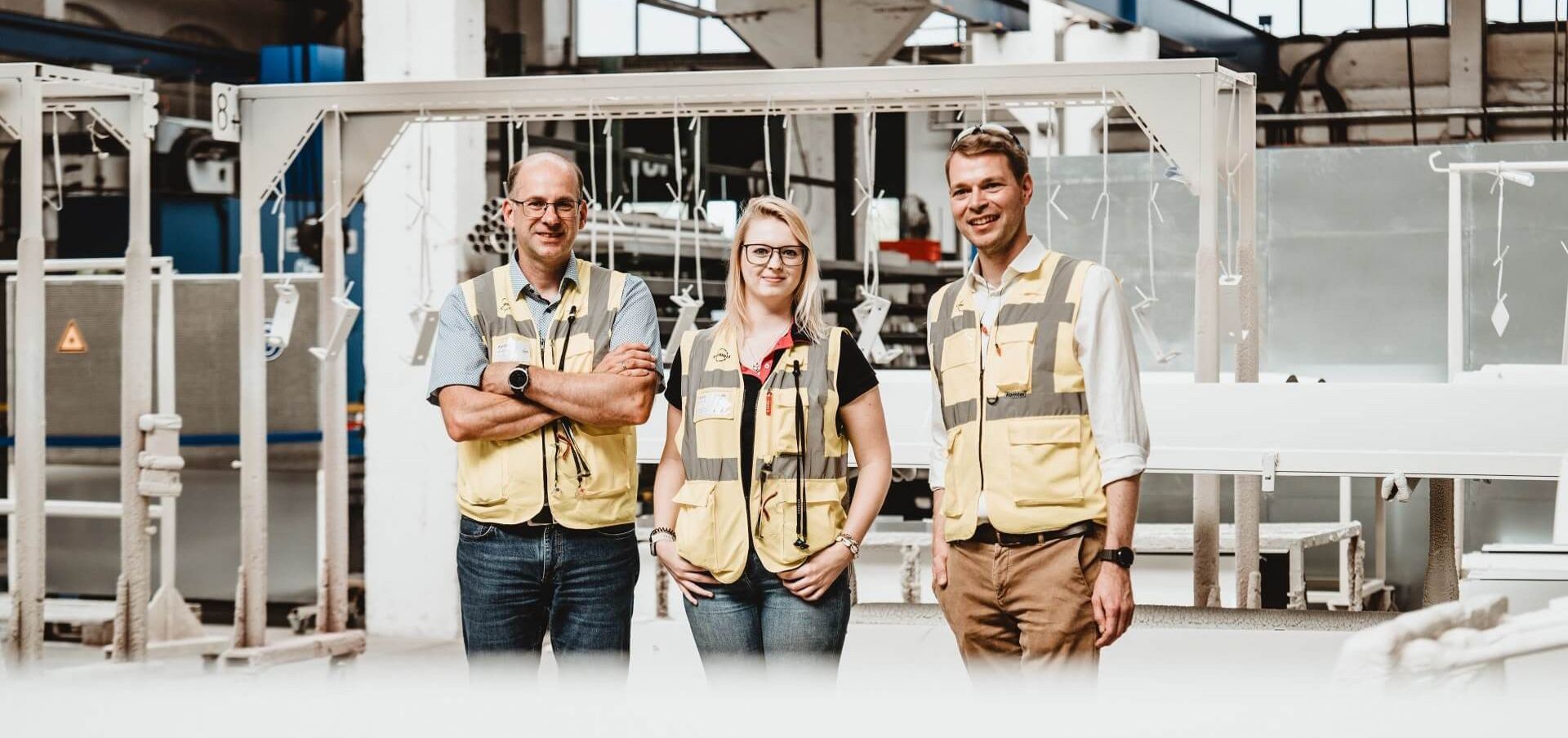 Betriebsleiter Günther Schwarz (links), Qualitätsmanagerin Bettina Waldmüller (Mitte) und Director Manufacturing Patrick Jansen (rechts)